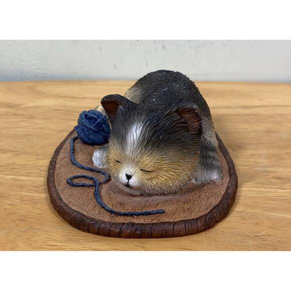 Vintage Sleeping Calico Cat & Yarn Collectible Figurine - My Kitty Collection - Picture 2 of 7
